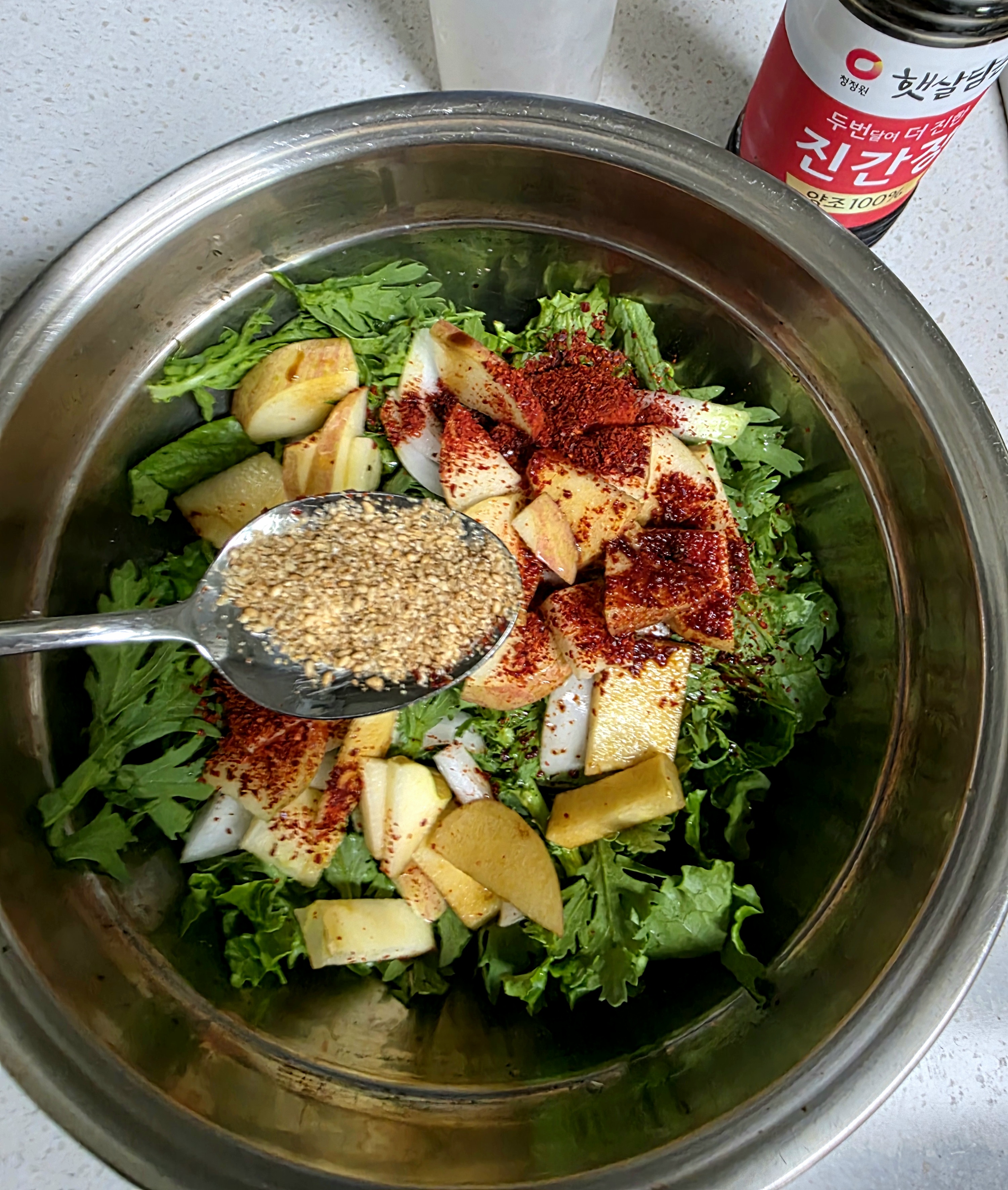 깨가루도-한-숟가락-넣어요.