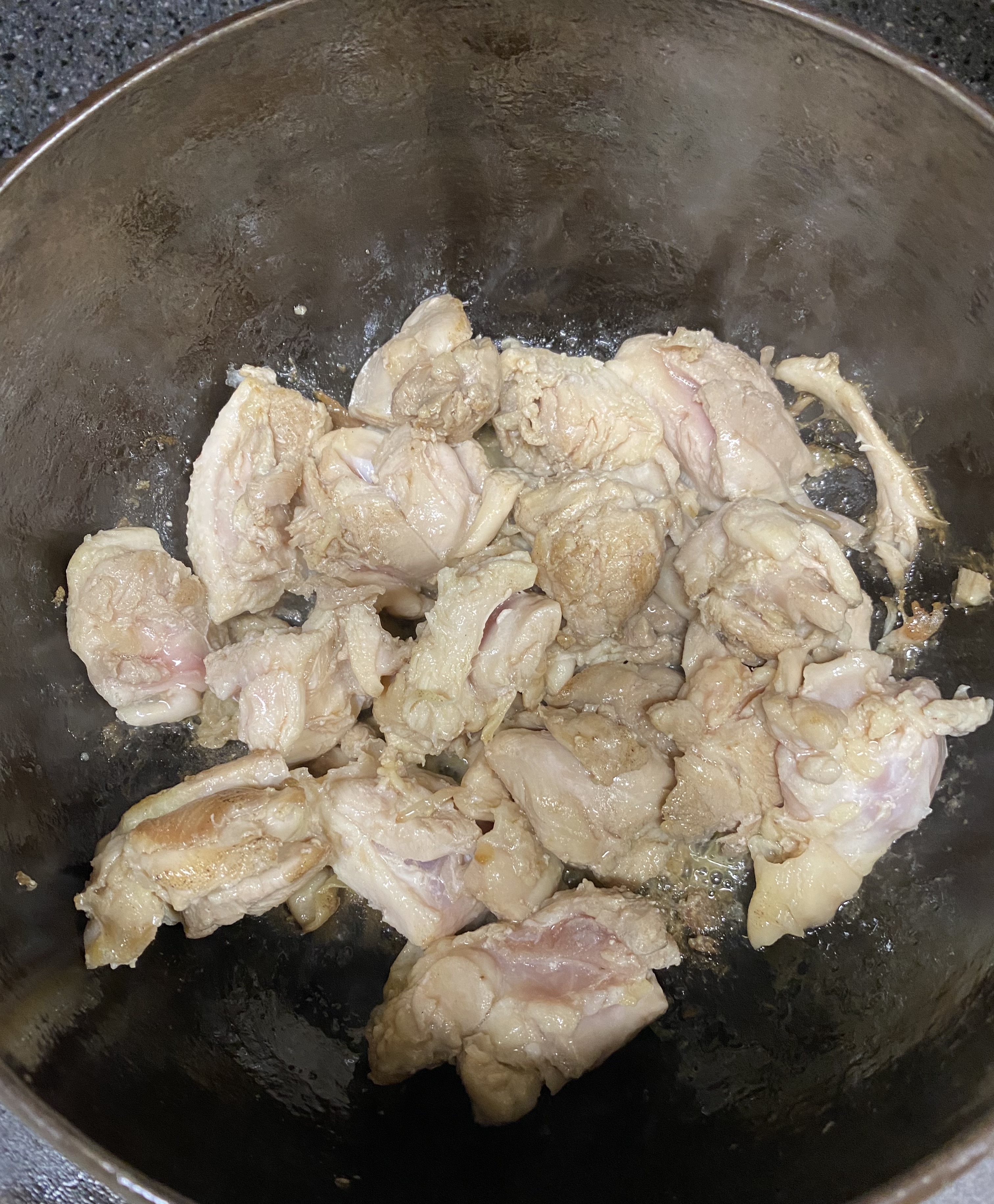 닭다리살 잘라서 익히는 모습