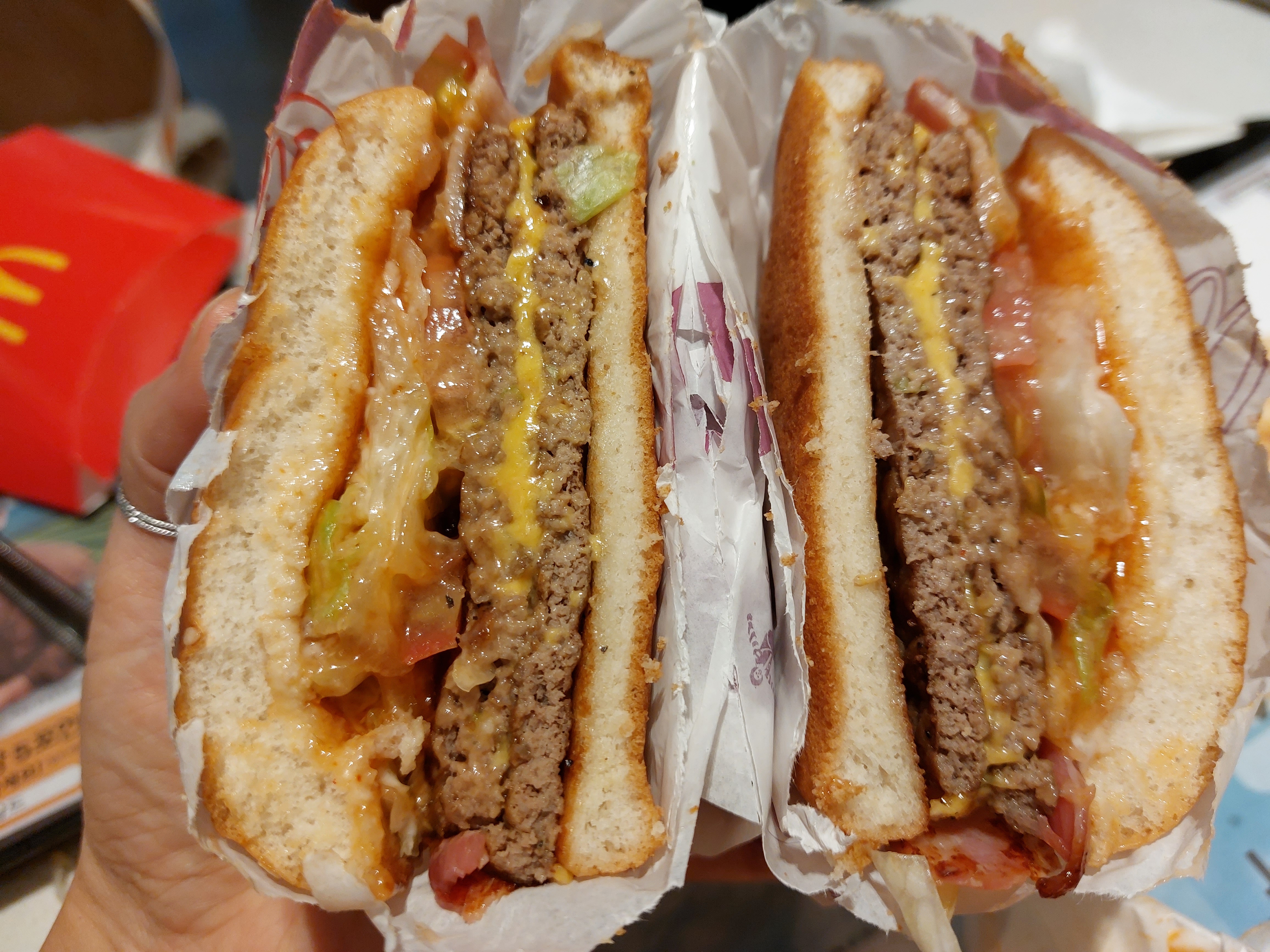 반으로-잘라-손으로-붙인-베이컨-토마토-디럭스