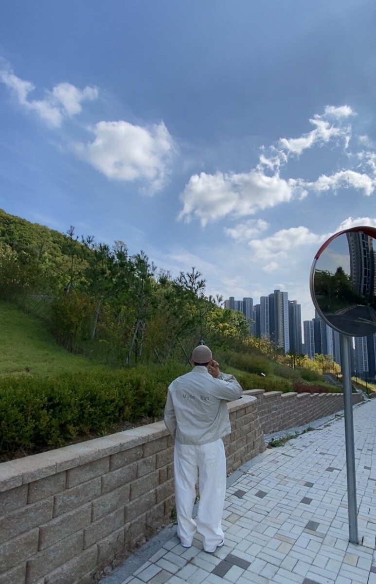데일리룩(오뭘입)무신사 숏비니&#44; 마뗑킴 코팅 점퍼&#44; 무신사 데님 벌룬 크림 팬츠&#44; 뉴발란스 브라운MR530CL&#44; 빈티지패션&#44; 데일리룩&#44; 남자데일리코디&#44; 남자데일리패션&#44; ootd