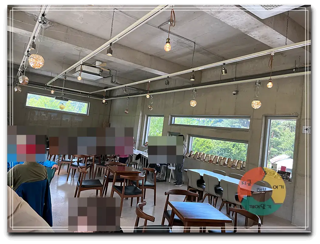 어흘_카페내부-시멘트벽면-액자창