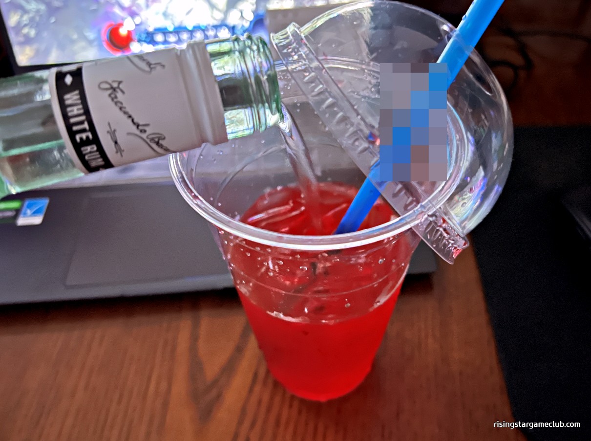 빽다방 디아블로4 에너지 드링크 칵테일 만드는 사진