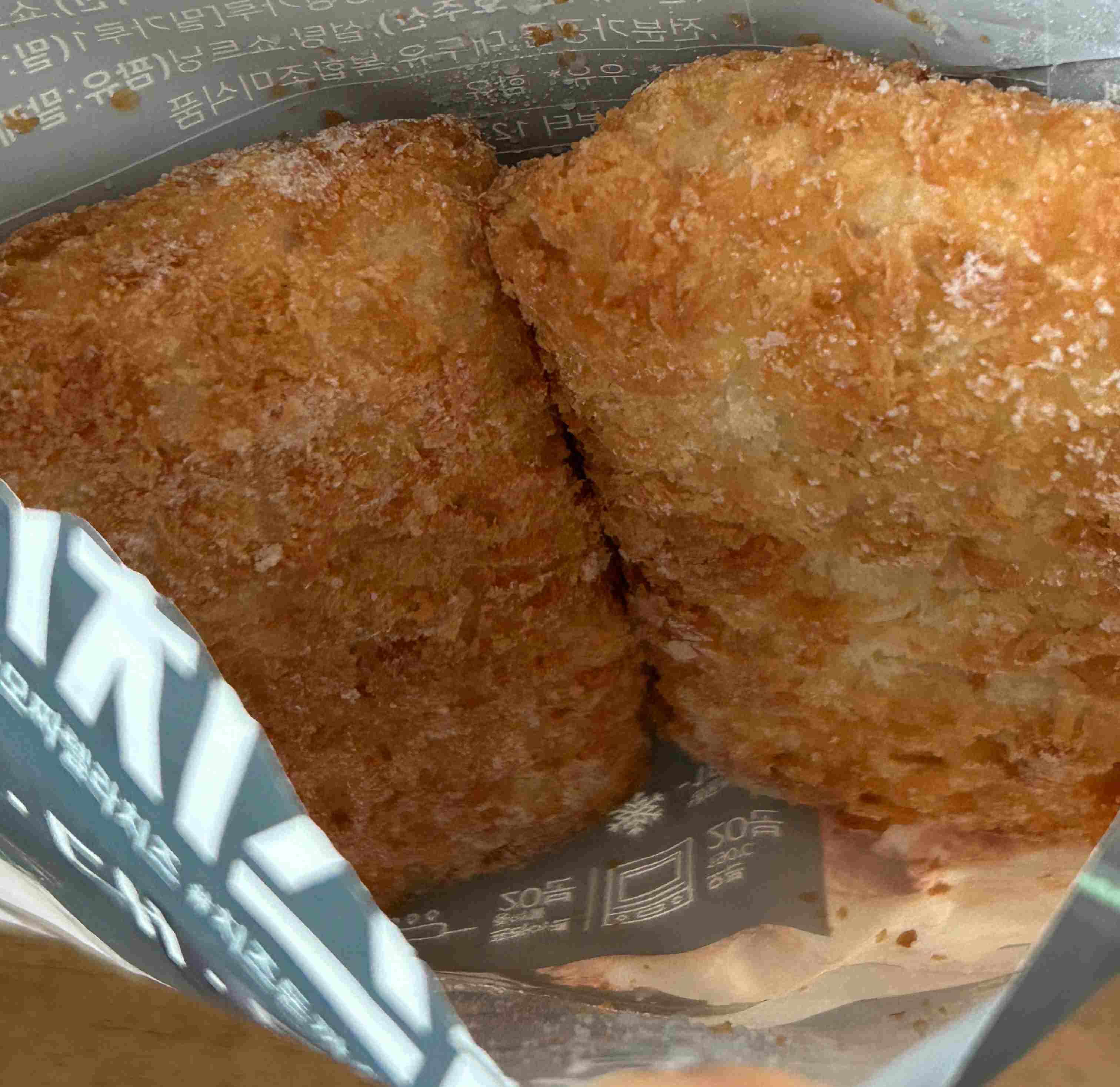 돈가스 2개가 들어있는 모습