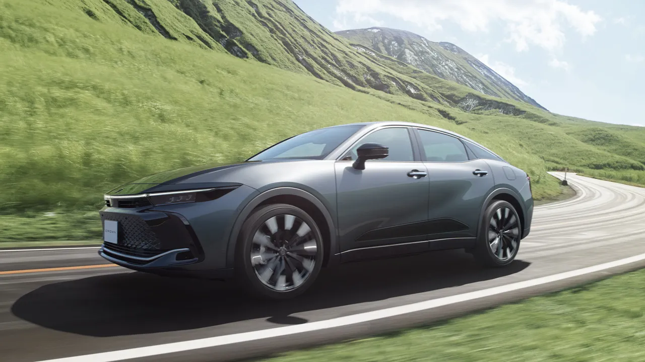 토요타 크라운 크로스오버 하이브리드 차량 이미지