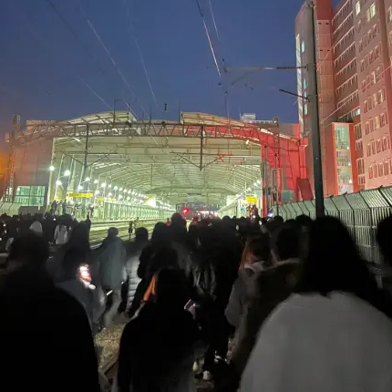 경의중앙선 회기역 ~ 중량역 정전 사고 발생.. 승객들 철로 도보 이동 [철도 노조 파업 무궁화호