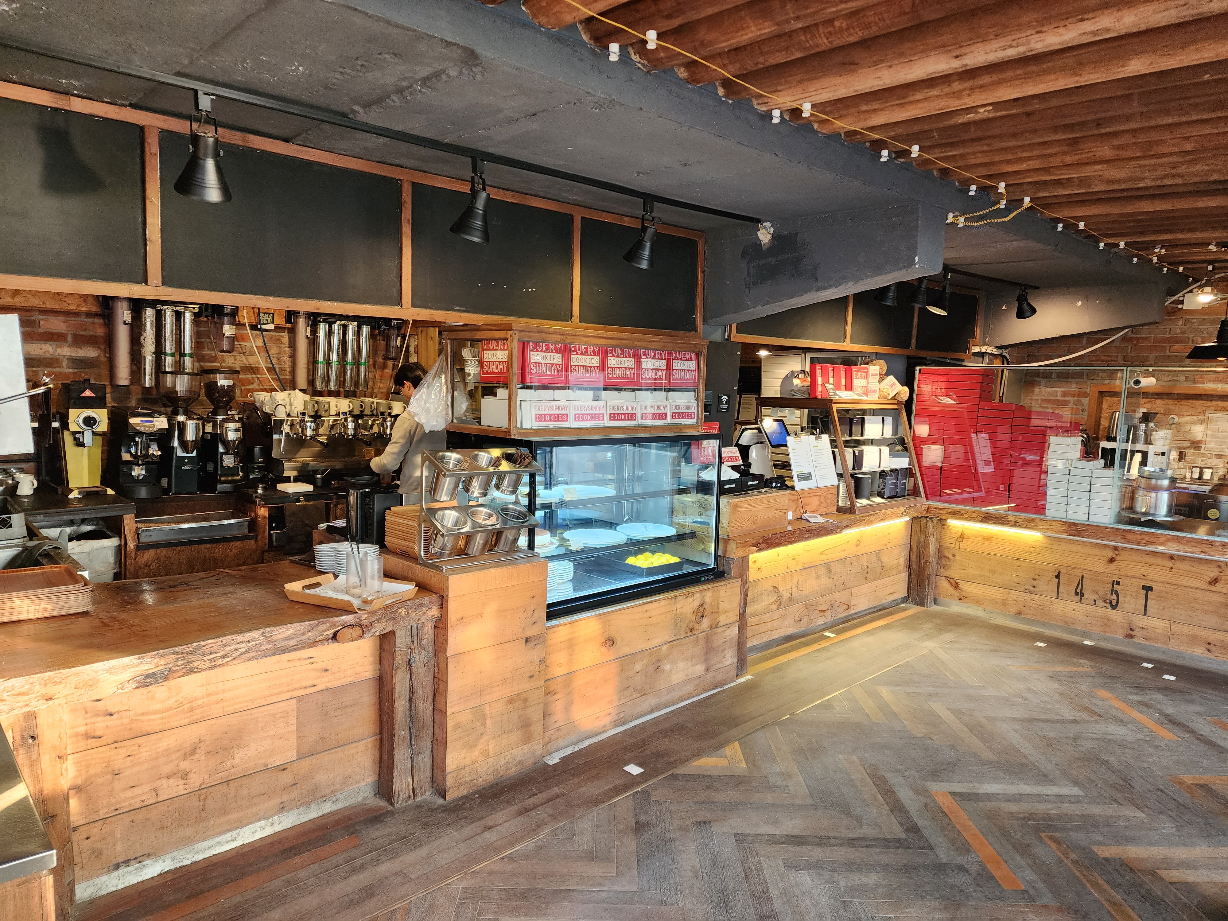 에브리선데이 카페 1층