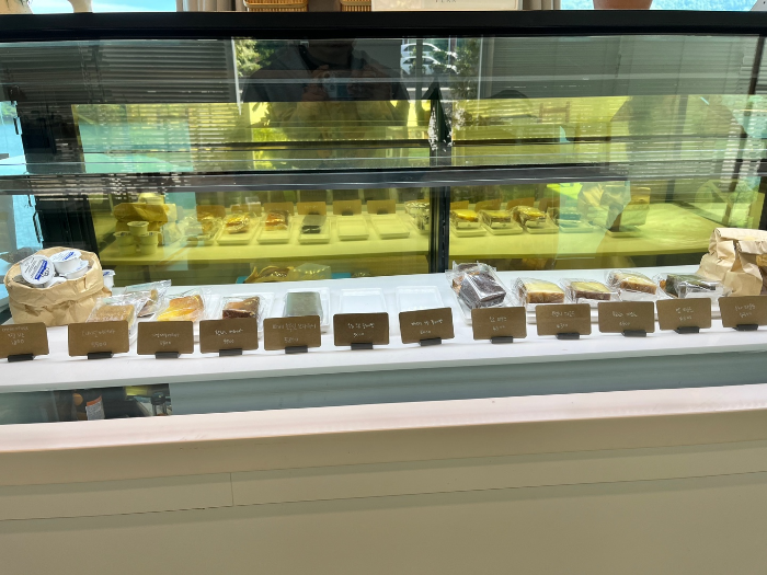 다양한 음료와 케이크 3