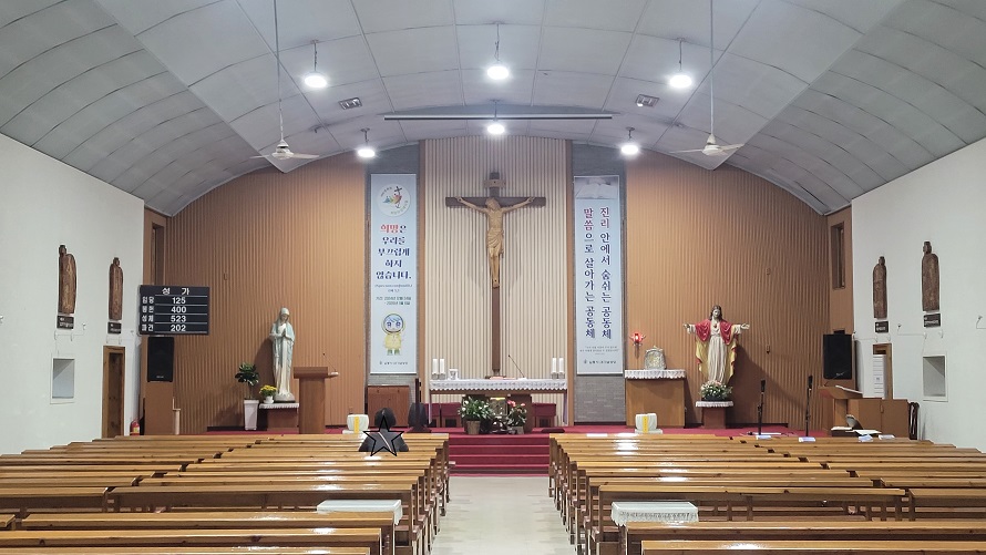 광주 남동성당 성전 안 십자고상, 감실, 제대, 제단 사진