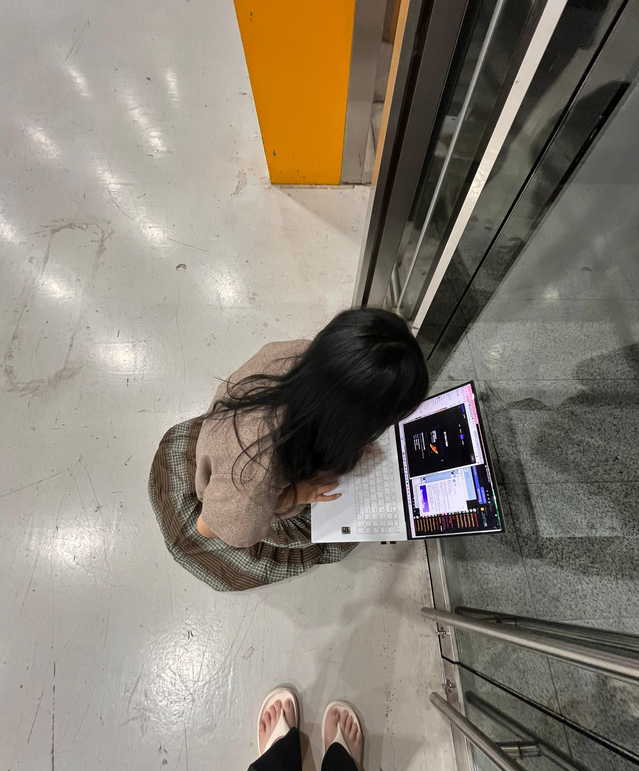 와이파이 이슈로 문앞에서 개발.