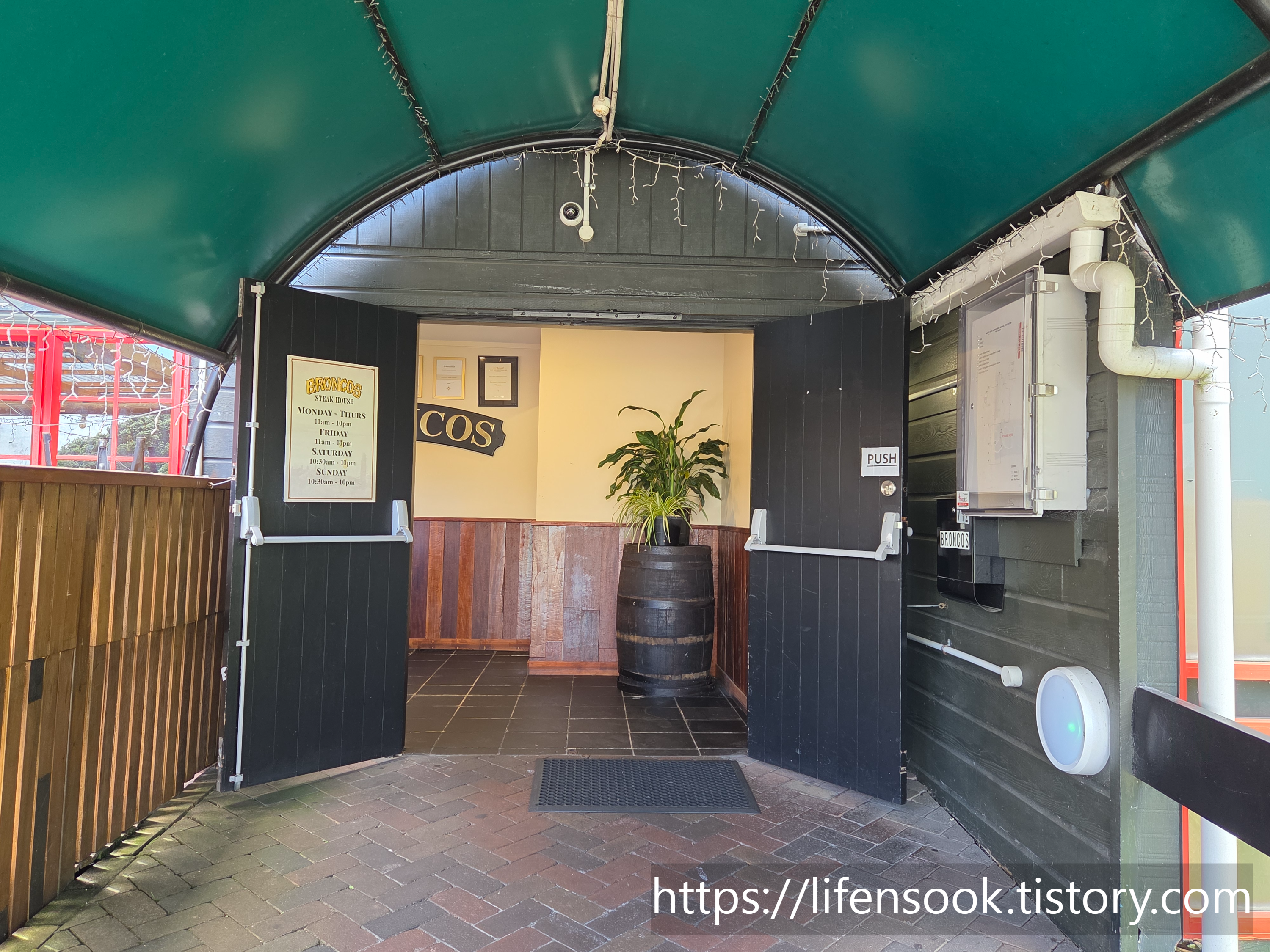 브롱코스 스테이크 하우스 입구