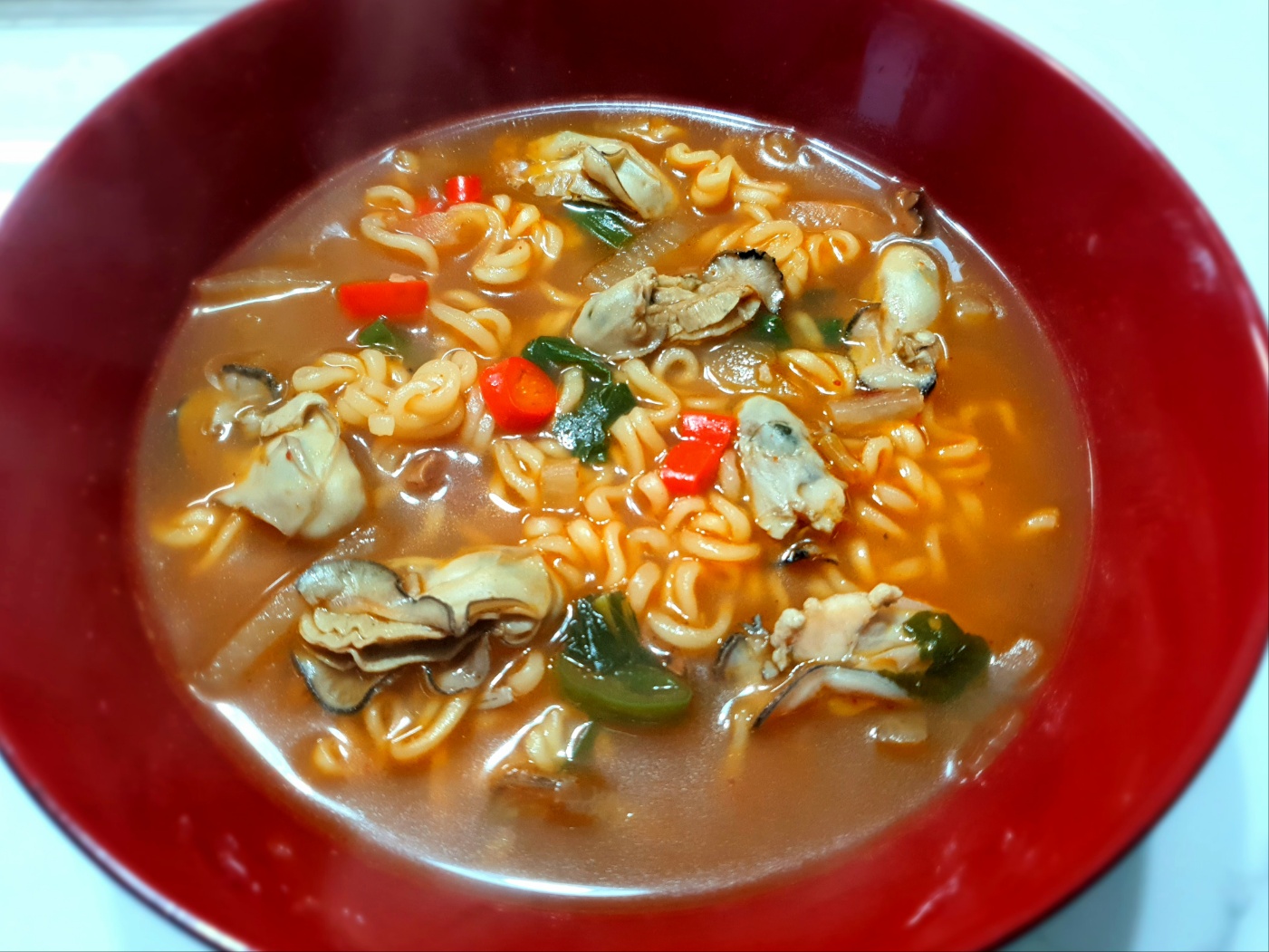 굴을-넣은-라면은-별미입니다.