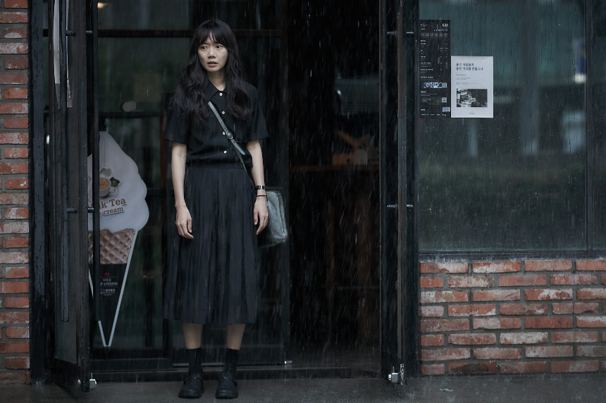 2025 영화 &amp;#39;바이러스&amp;#39; 리뷰 : 감염되면 사랑에 빠지는 독특한 로맨스