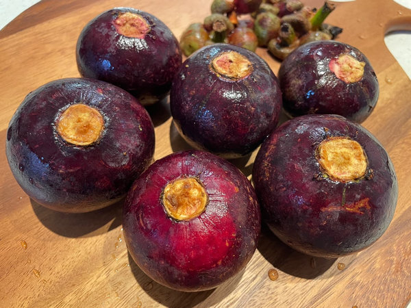 망고스틴 까는법 - 꼭지 떼기