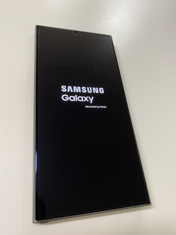 켜지고-있는-핸드폰