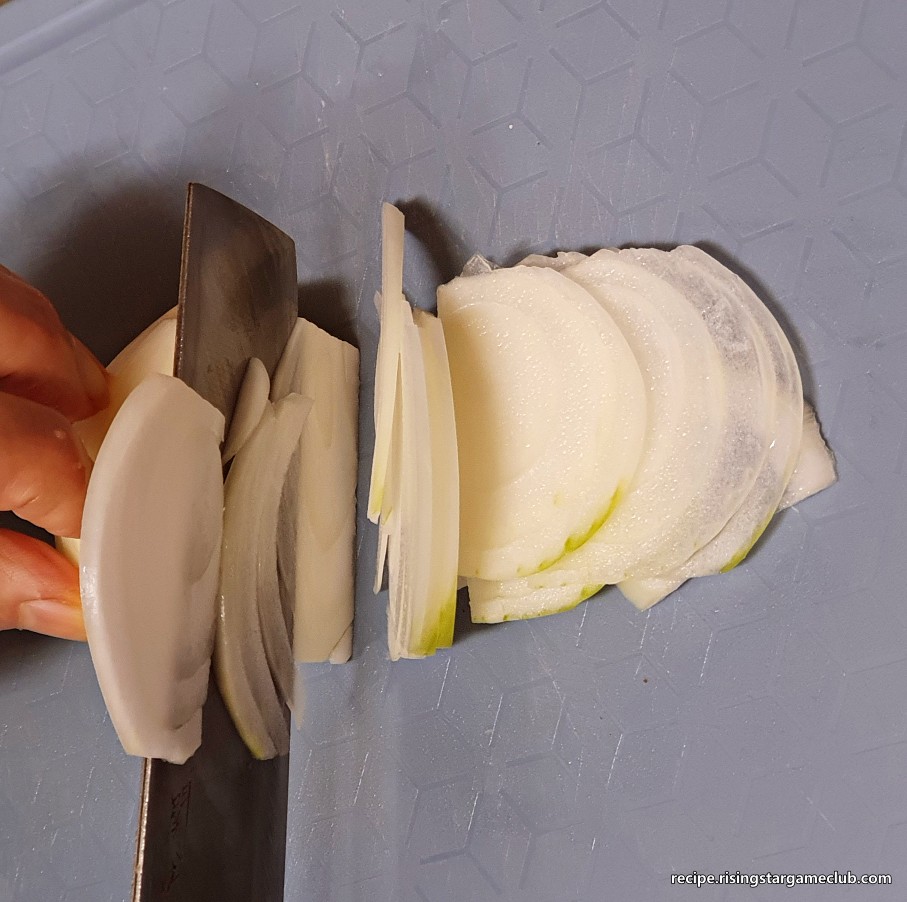 감자채볶음에 들어갈 양파를 아주 얇게 손질하는 사진