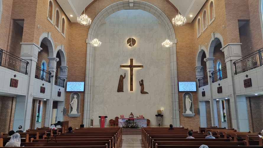 울산 복산성당 대성전 안 십자고상, 감실, 제대, 제단, 측랑, 요셉 상, 성모상 사진입니다.