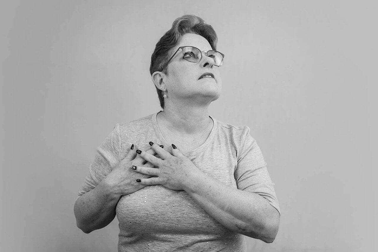 가슴을 부여잡은 여성