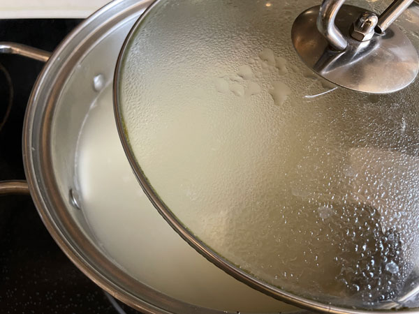 떡국 맛있게 끓이는 법 - 뚜껑은 살짝 열어놓기