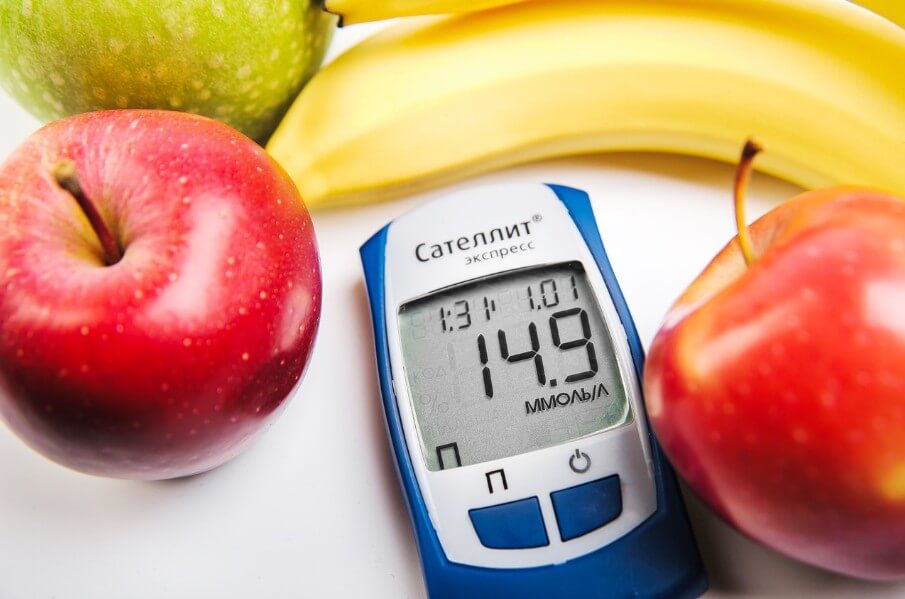 혈당측정기와 과일들