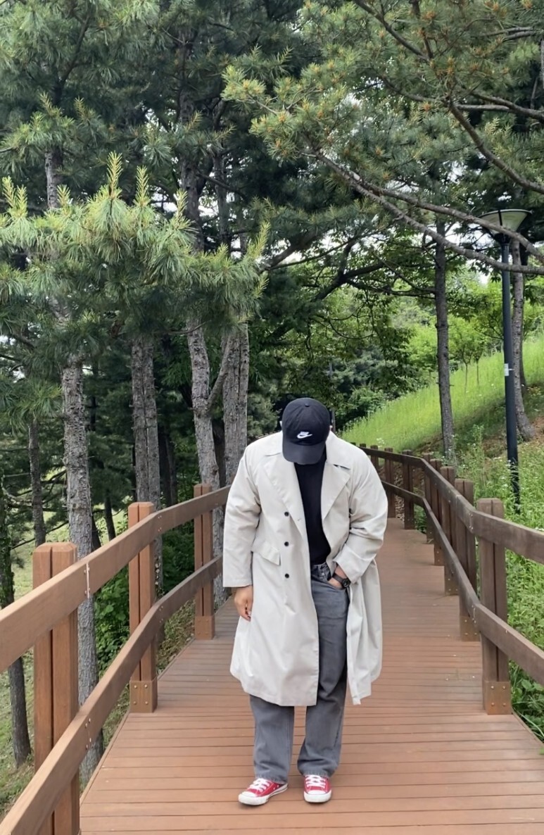 데일리룩(오뭘입) 나이키 헤리티지86 퓨추라 워시드 모자, 어커버 반팔, 유니폼브릿지 트렌치코트, 무신사스탠다드 데님팬츠, 남자데일리룩, 남자데일리코디, 남자데일리패션, ootd