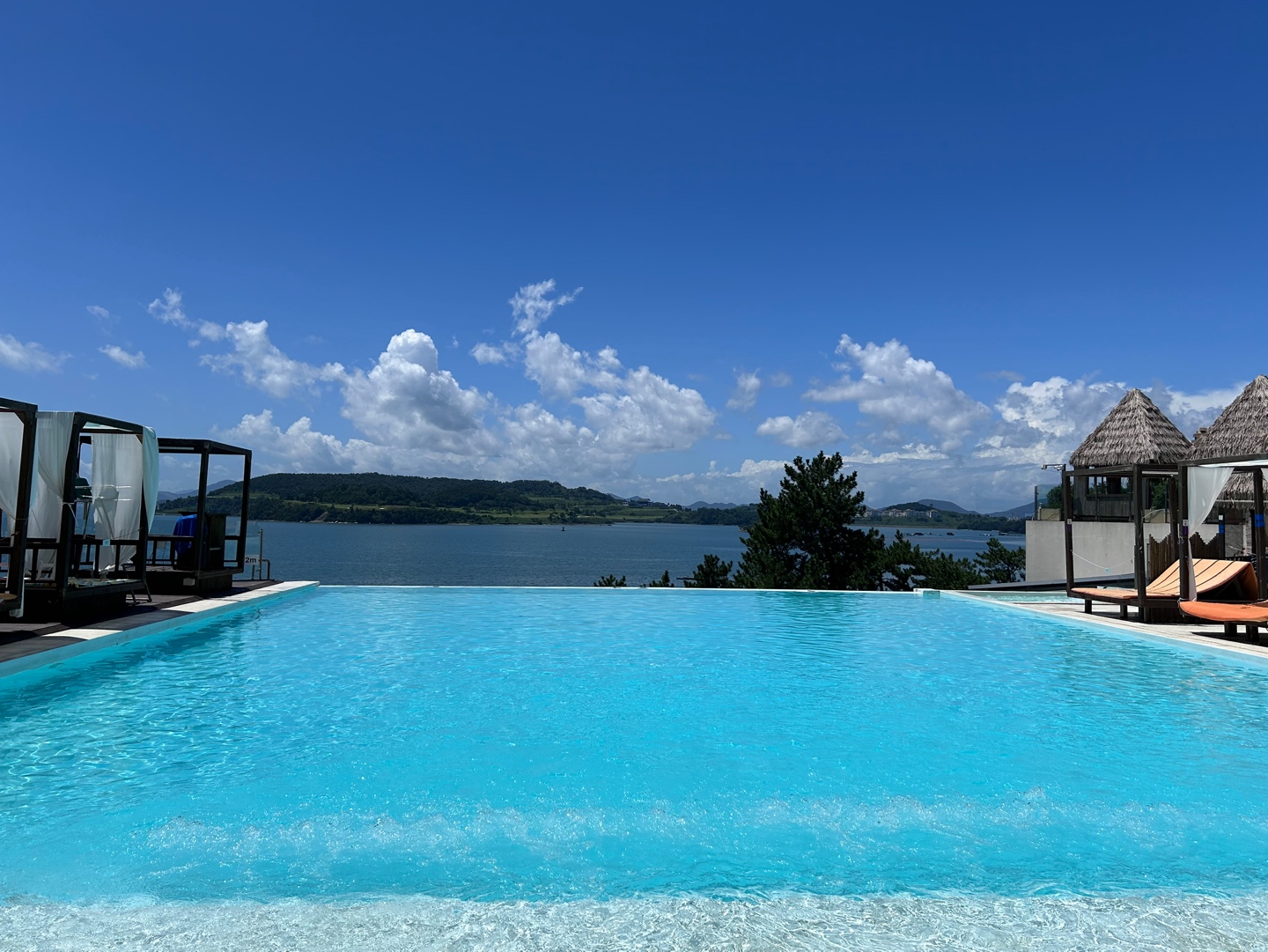 인피니티풀 &amp; 워터파크: 낮엔 시원, 밤엔 무드