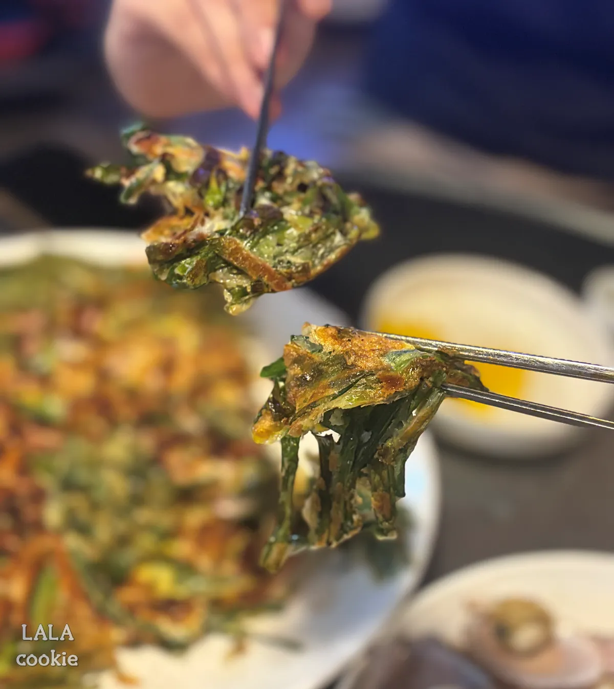 대구-중구-가성비-포장마차-술집-추천-방천야시장-정구지찌짐-먹는-모습