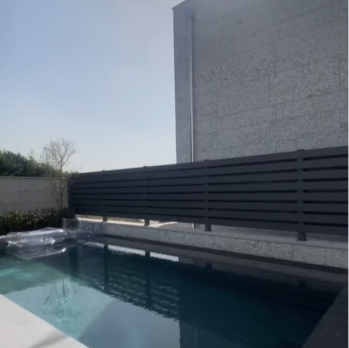 여름에는 수영장, 겨울에는 아이들를 위한 썰매장으로도 사용이 가능한 크기.