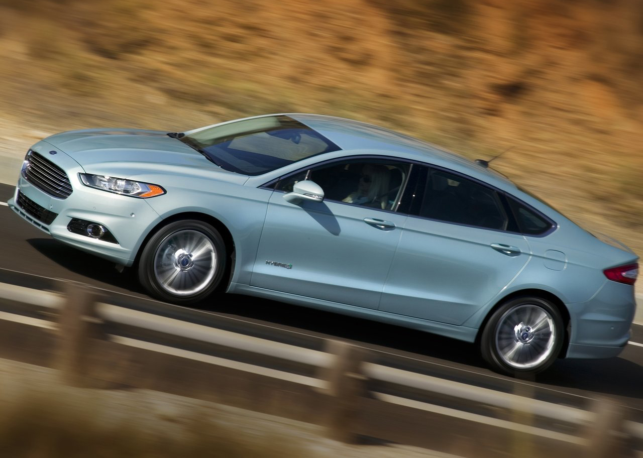 2019년식 포드 퓨전 하이브리드 모델 주행 측면 사진