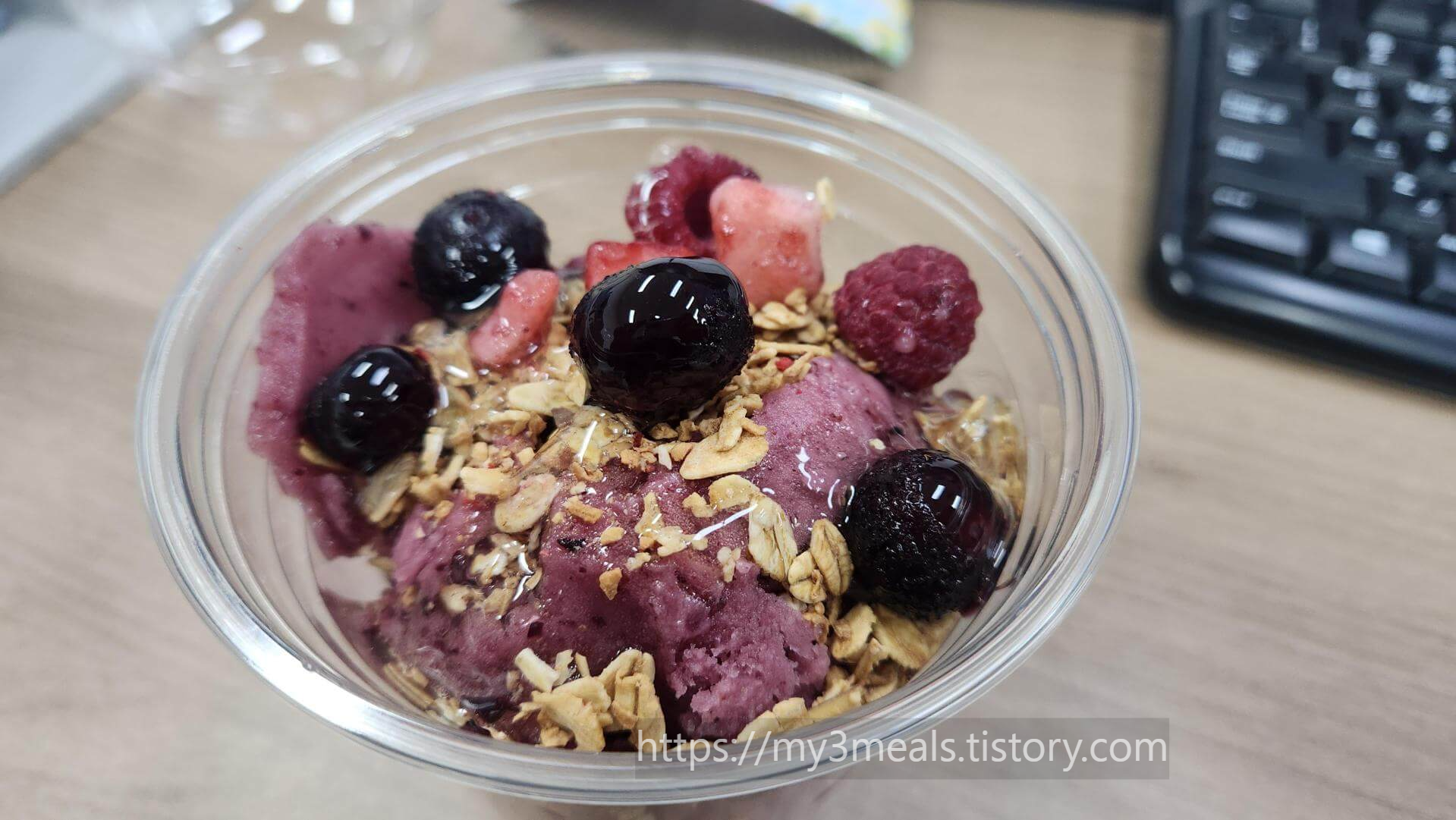 메가커피 아사이볼 첫숟가락