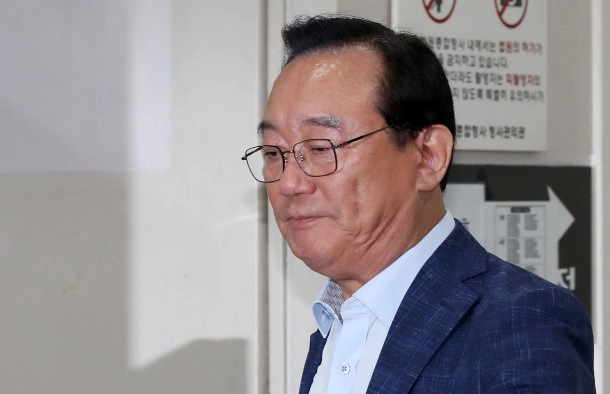 법정으로 향하는 송철호 전 울산시장