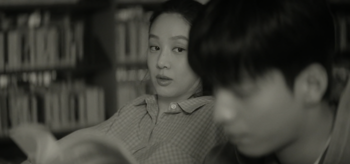 몰래 남자를 바라보는 여자