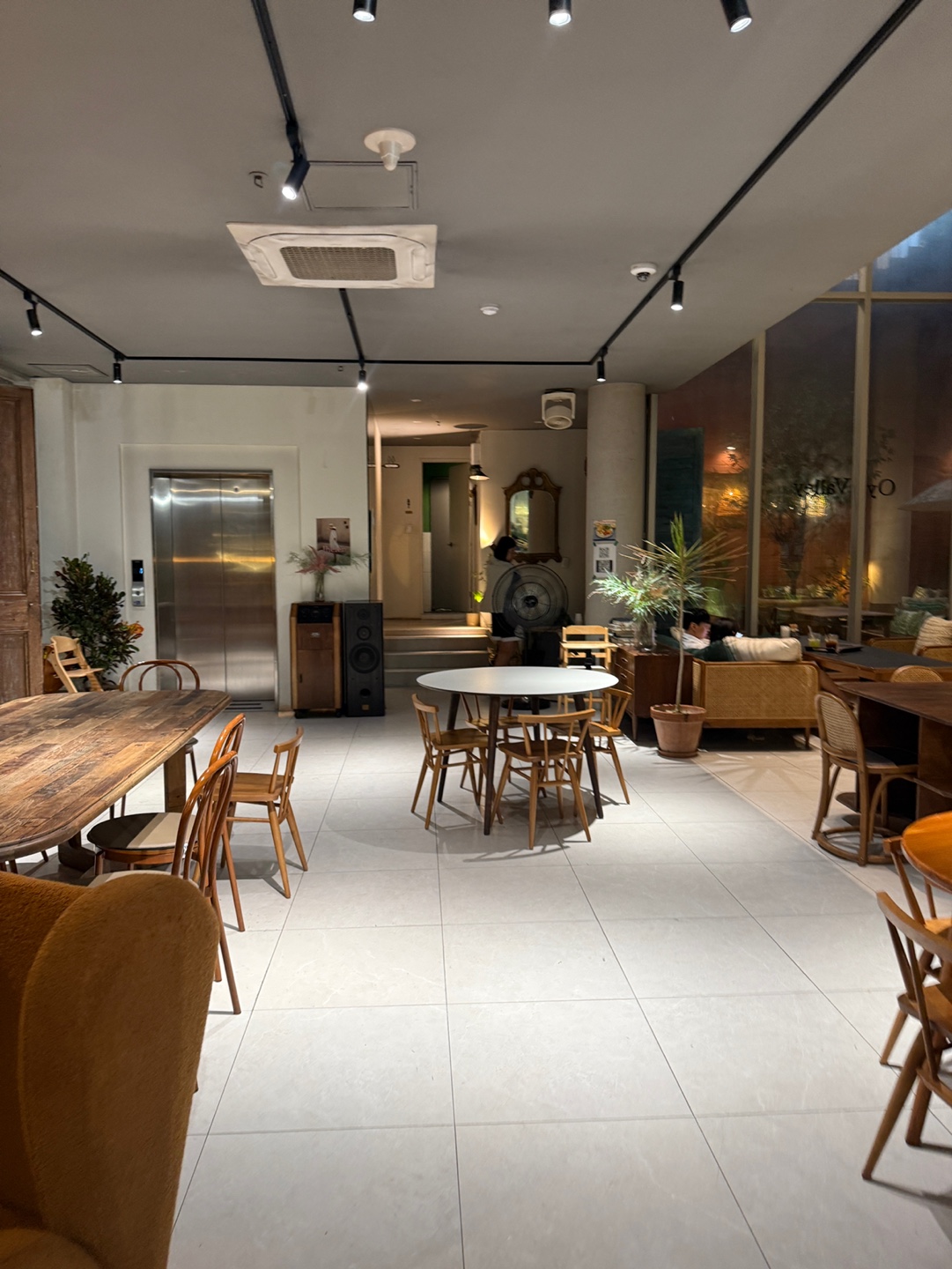 오야밸리 카페 좌석과 내부 분위기