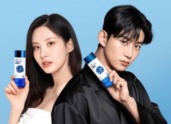 택연과-여성-모델이-맨올로지컷을-들고-있습니다.