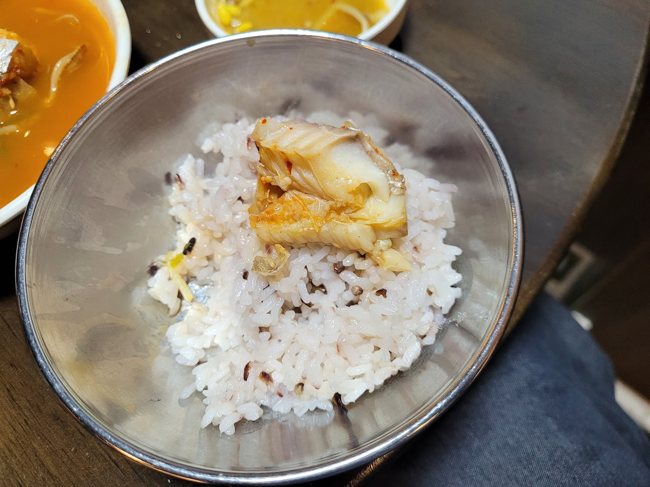 밥위에 올려진 동태살