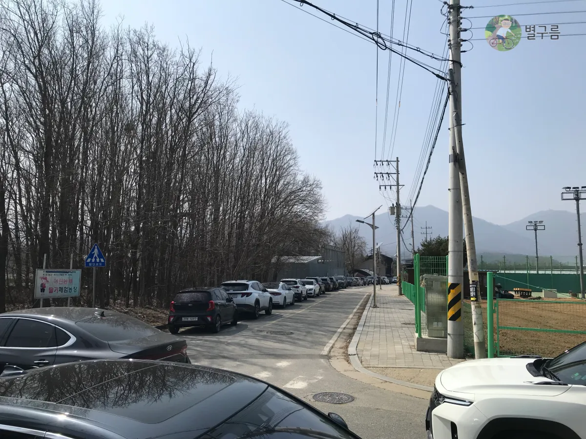 두물머리-골목길-차들이-길옆에-주차되어있다