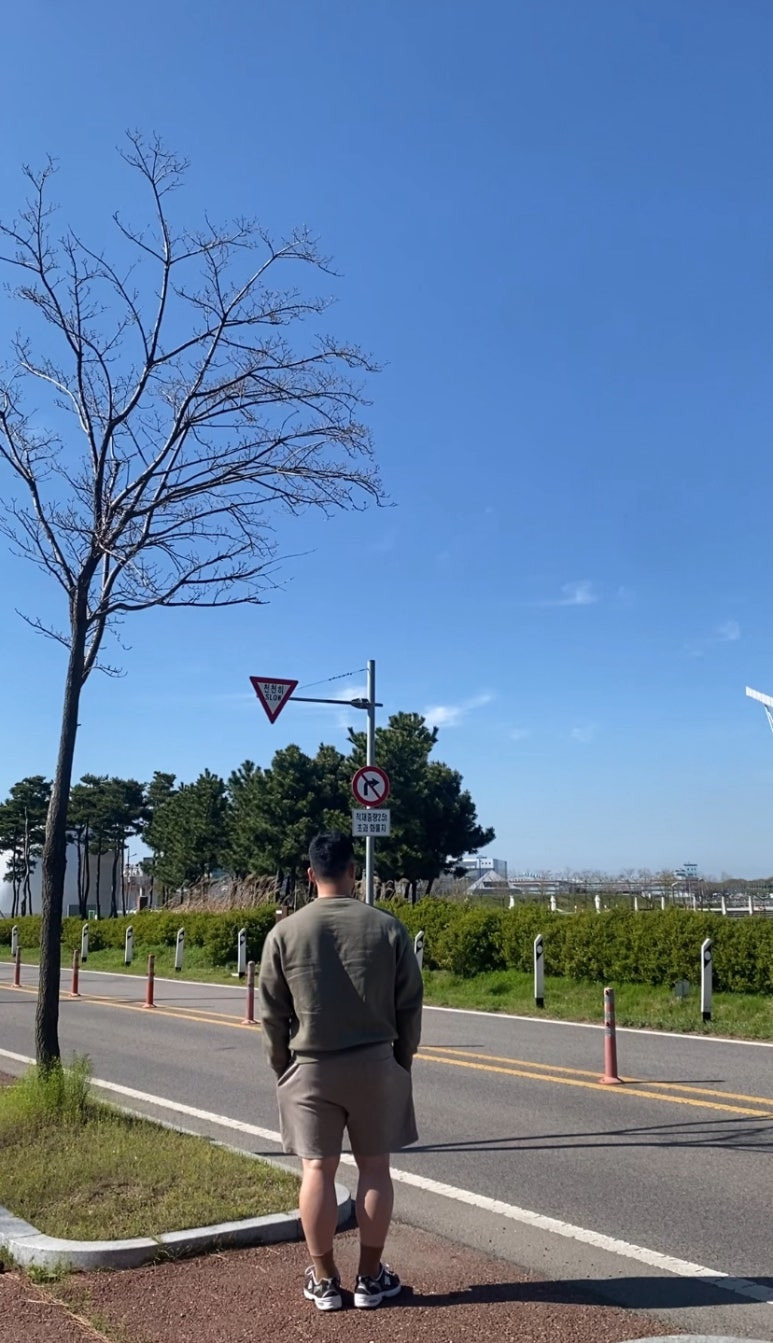 데일리룩(2025. 4. 23.)유니폼브릿지 맨투맨 스웨트셔츠, 무신사스탠다드 무신사 스웨트 쇼츠, 무신사스탠다드 삭스 양말, 뉴발란스 스니커즈 NBPDDF711F MR530CL