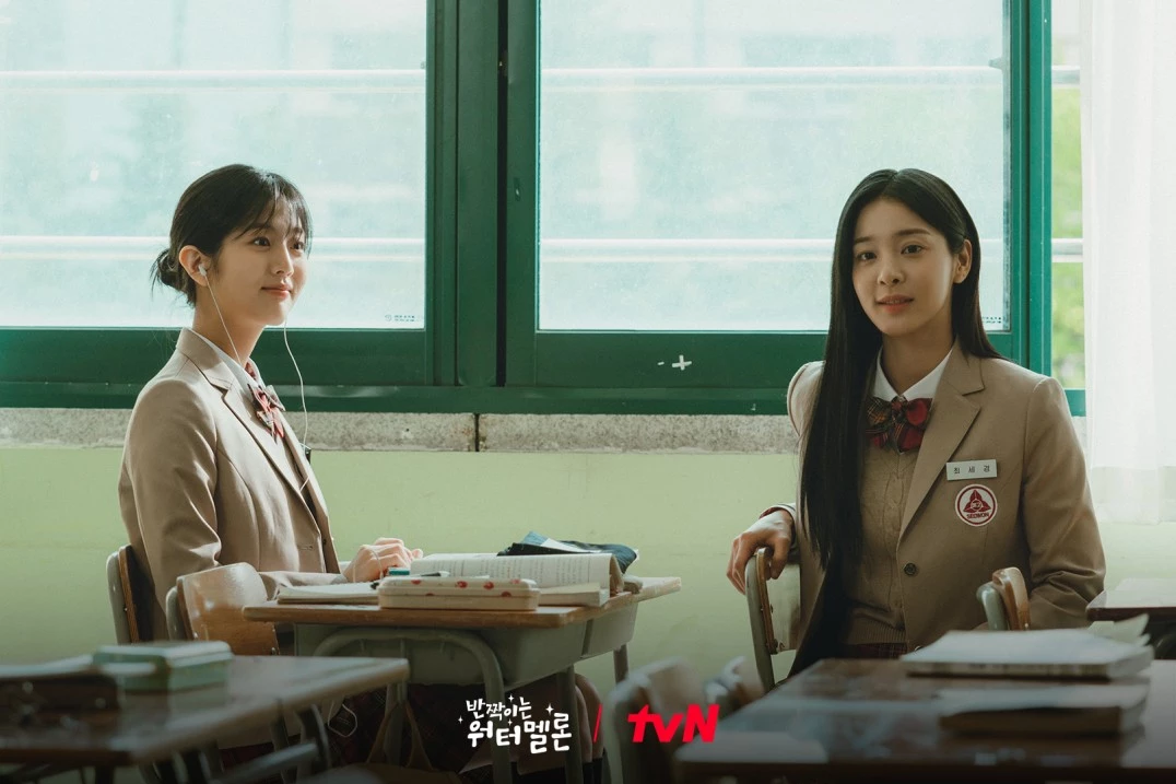 여고생-2명-반짝이는-워터멜론