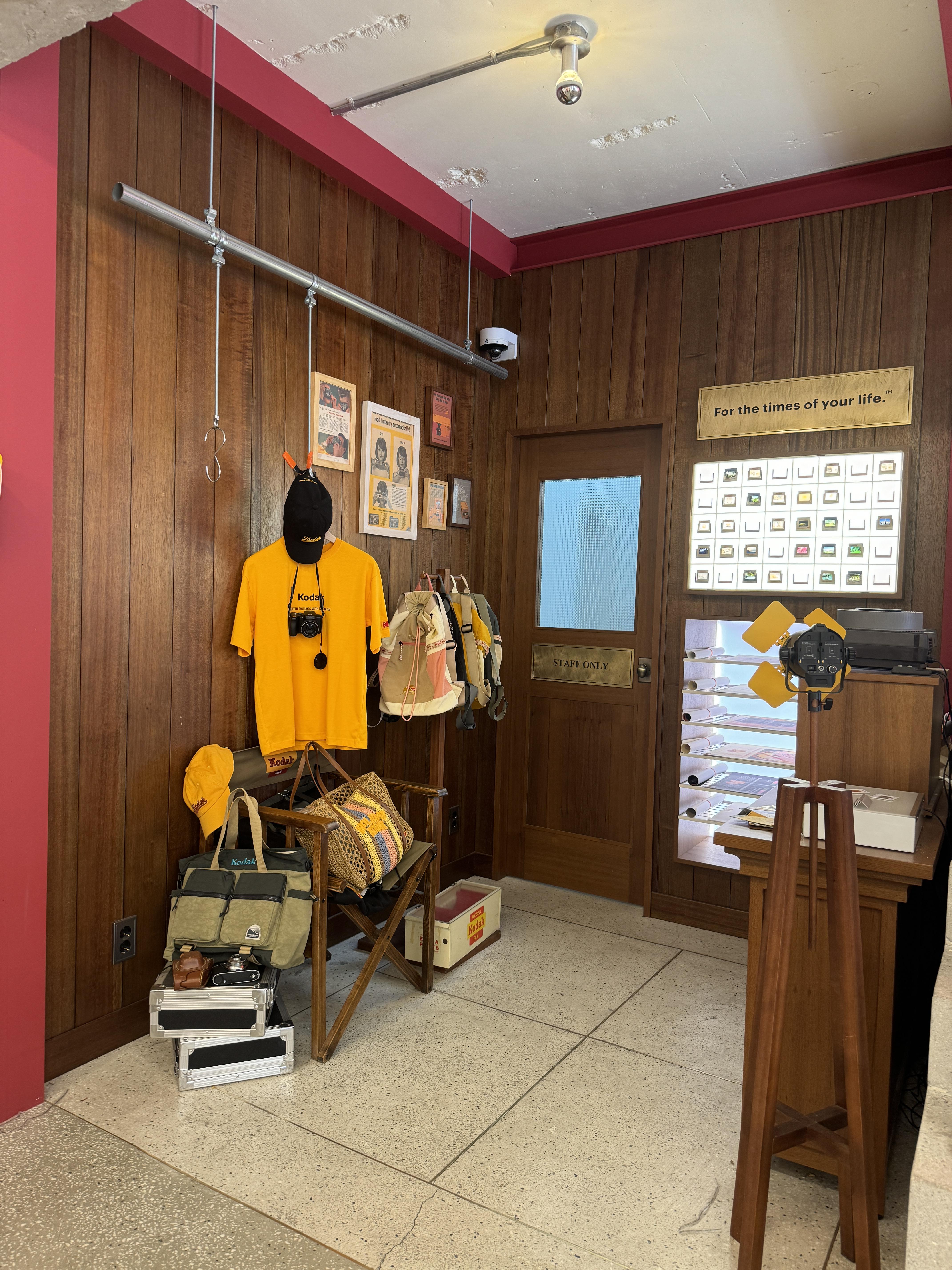 성수-코닥코너샵-1층-상품진열