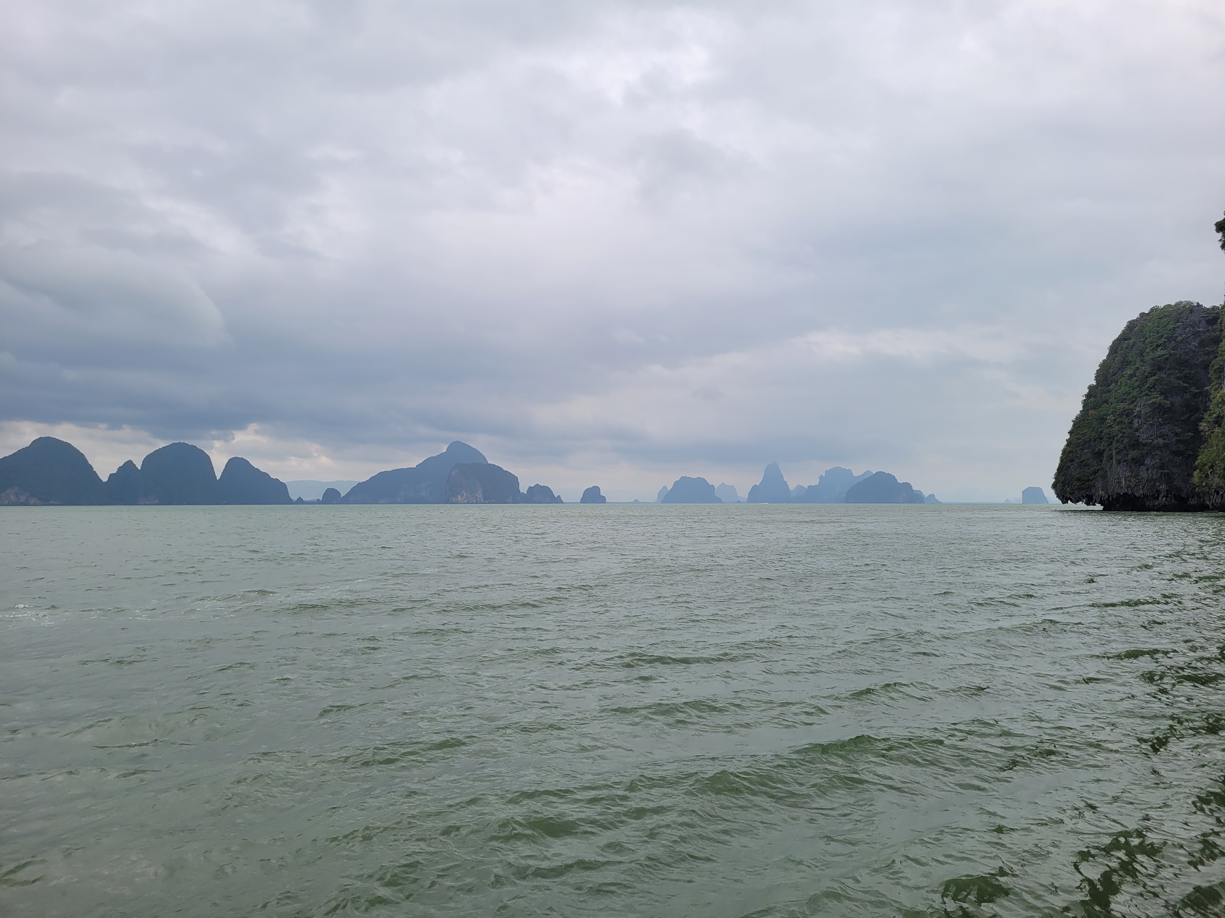 팡아만의 섬들과 바다