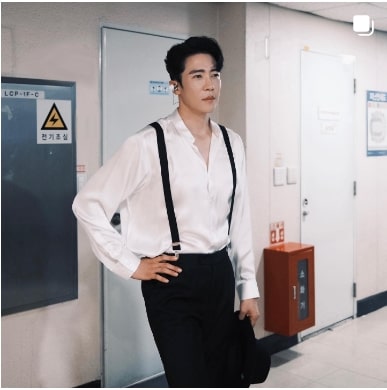 뮤지컬 배우이자 트로트 가수 에녹 사진 찍는 모습