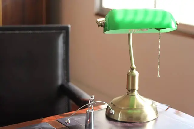 책상위에 올라가있는 예쁜 색상의 스탠드조명 사진