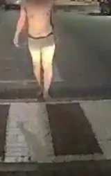 팬티만 입은 자동차 도둑