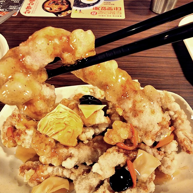 탕수육을 젖가락으로 들다