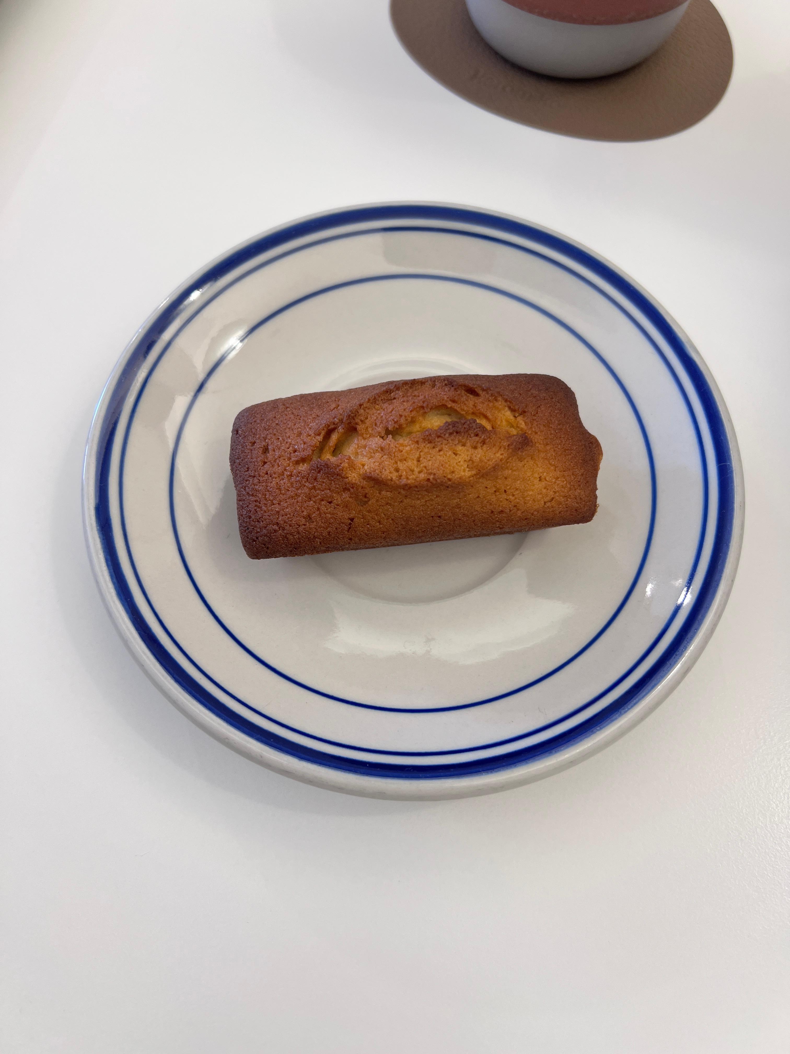 데이오프(day-off) 카페 휘낭시에