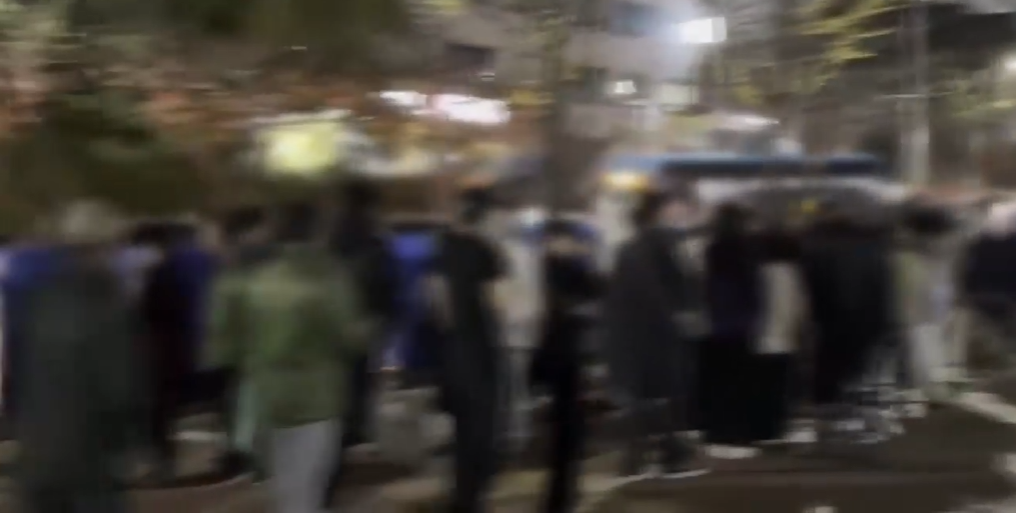 물 배급받을오 나온 시민들