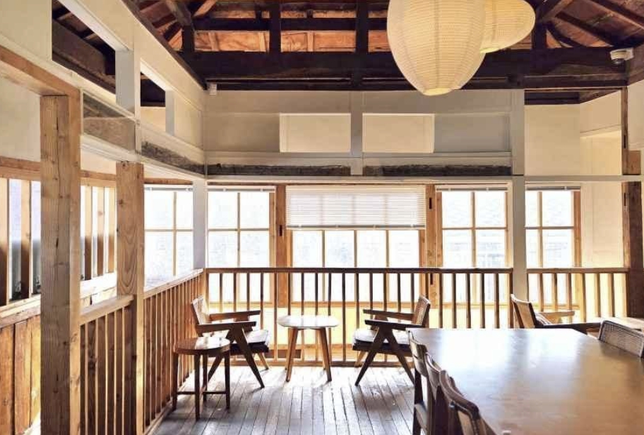 명주동 카페 2층 돗자리 깔린 아늑한 마루 쉼터 전경