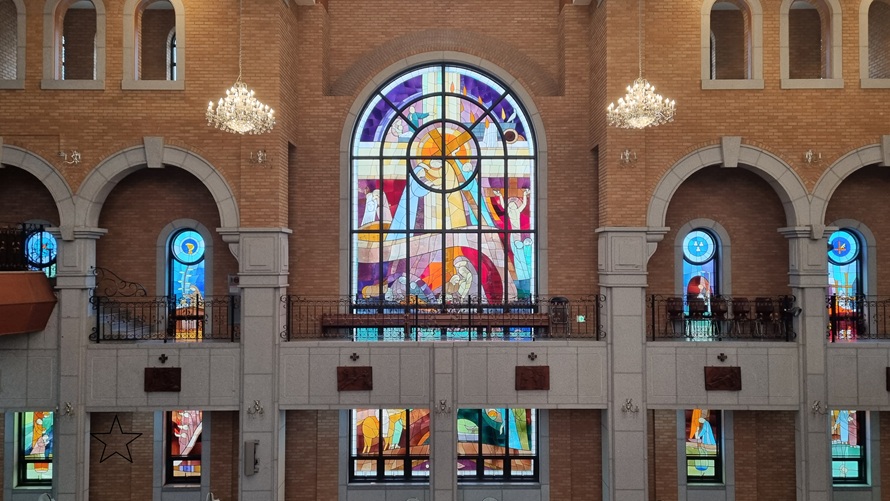 성모칠고를 표현한 울산 복산성당 스테인드글라스 사진입니다.