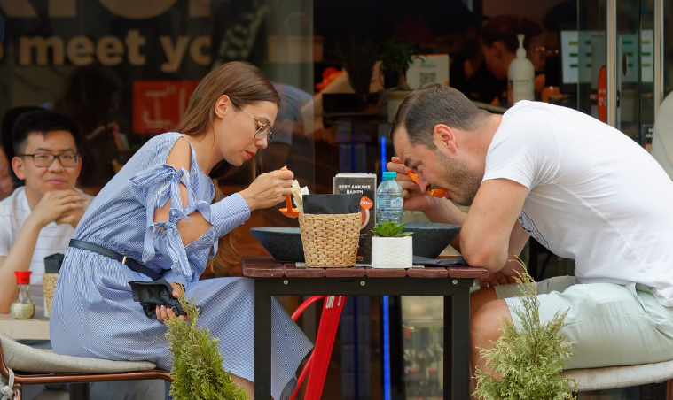 식사하는 유학생들