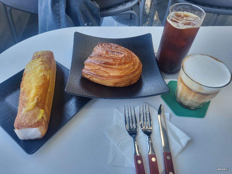 거제 구텐메히텐 주문한 빵과 커피