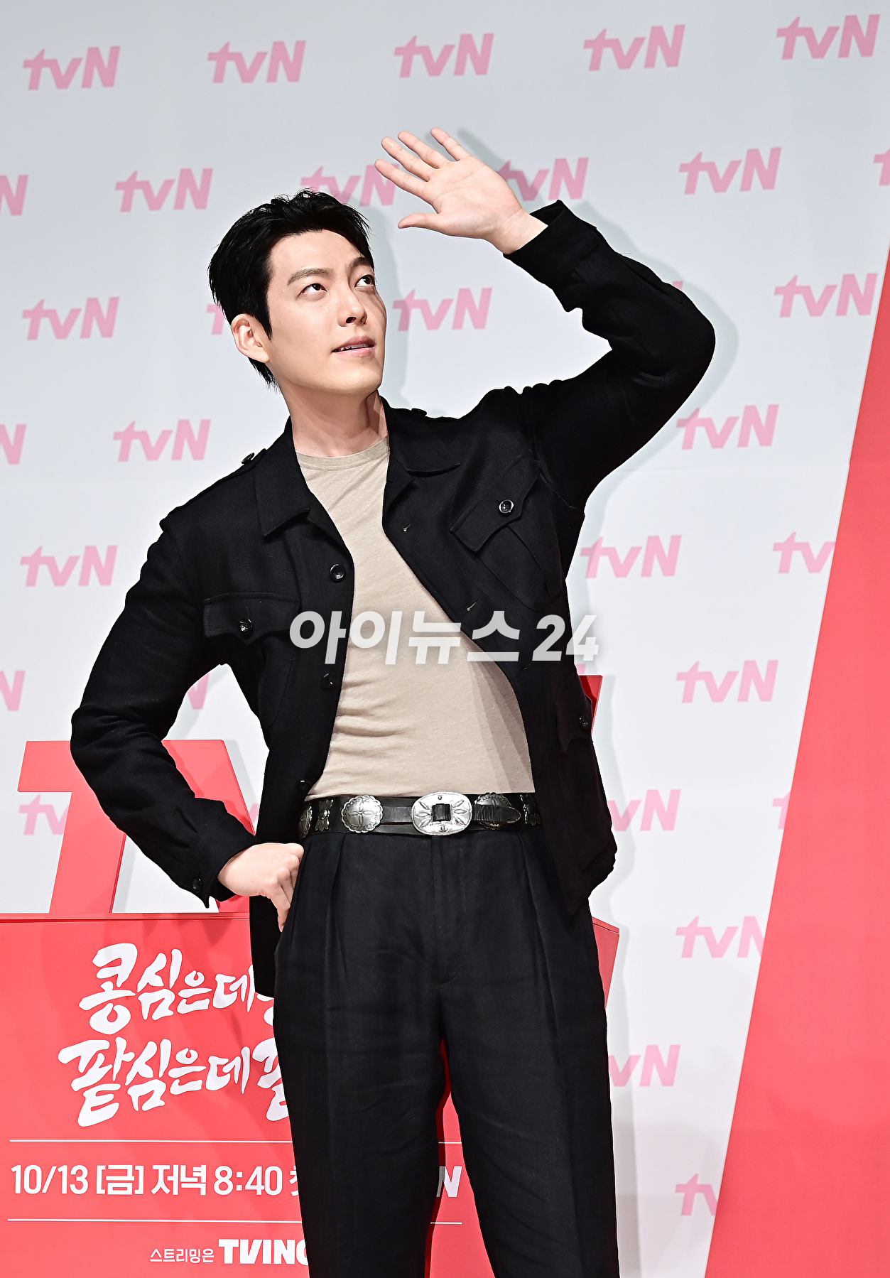 배우 김우빈이 11일 오후 서울 강남구 엘리에나 호텔에서 열린 tvN '콩 심은 데 콩 나고 팥 심은 데 팥 난다' 제작발표회에서 포토타임을 갖고 있다. [사진=곽영래 기자]